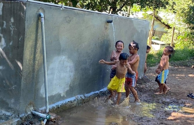 Trẻ em Cheng Tong (xã Trà Cang, Nam Trà My - Quảng Nam) không phải tắm suối khi nước đã được dẫn về làng (Ảnh chụp trước khi dịch Covid-19 bùng phát).