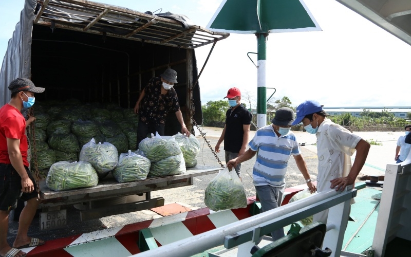 Hàng hóa được vận chuyển xuống tàu cao tốc để đưa về TP Hồ Chí Minh. Ảnh: BND