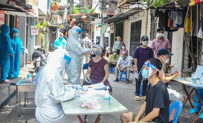 Nhân viên y tế lấy mẫu xét nghiệm cho người dân trên địa bàn quận Hoàn Kiếm.
