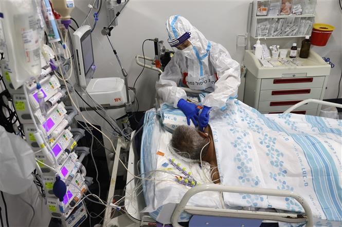Nhân viên y tế điều trị cho bệnh nhân COVID-19 tại bệnh viện dã chiến ở thành phố Haifa, Israel ngày 11/10/2020. Ảnh: AFP/TTXVN