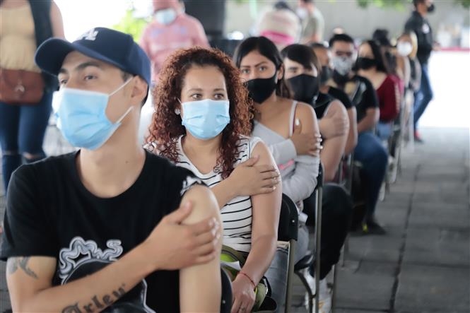 Người dân ngồi chờ theo dõi sau khi tiêm vaccine ngừa COVID-19 tại Nezahualcoyotl, Mexico ngày 19/8/2021. Ảnh: THX/TTXVN