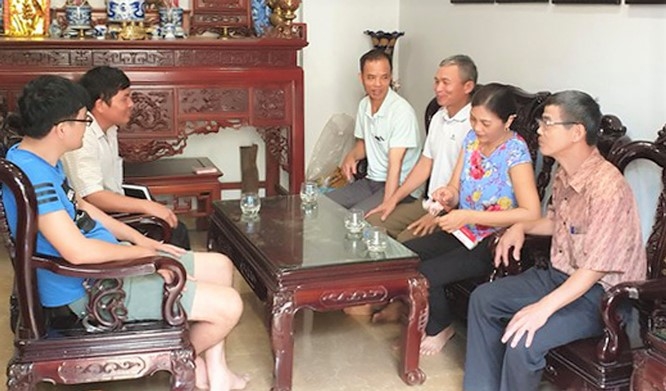 Các hòa giải viên Tổ hòa giải thôn Đổng Xuyên, xã Đặng Xá (huyện Gia Lâm) thăm hỏi các gia đình trong khu dân cư