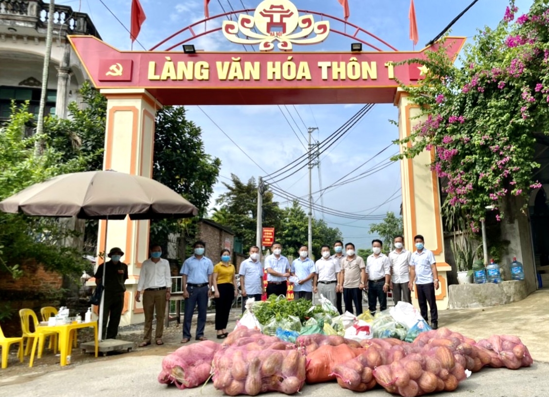 Lực lượng chức năng chuyển nhu yếu phẩm hỗ trợ cho người dân trong khu cách ly thuộc xã Tiến Xuân, huyện Thạch Thất