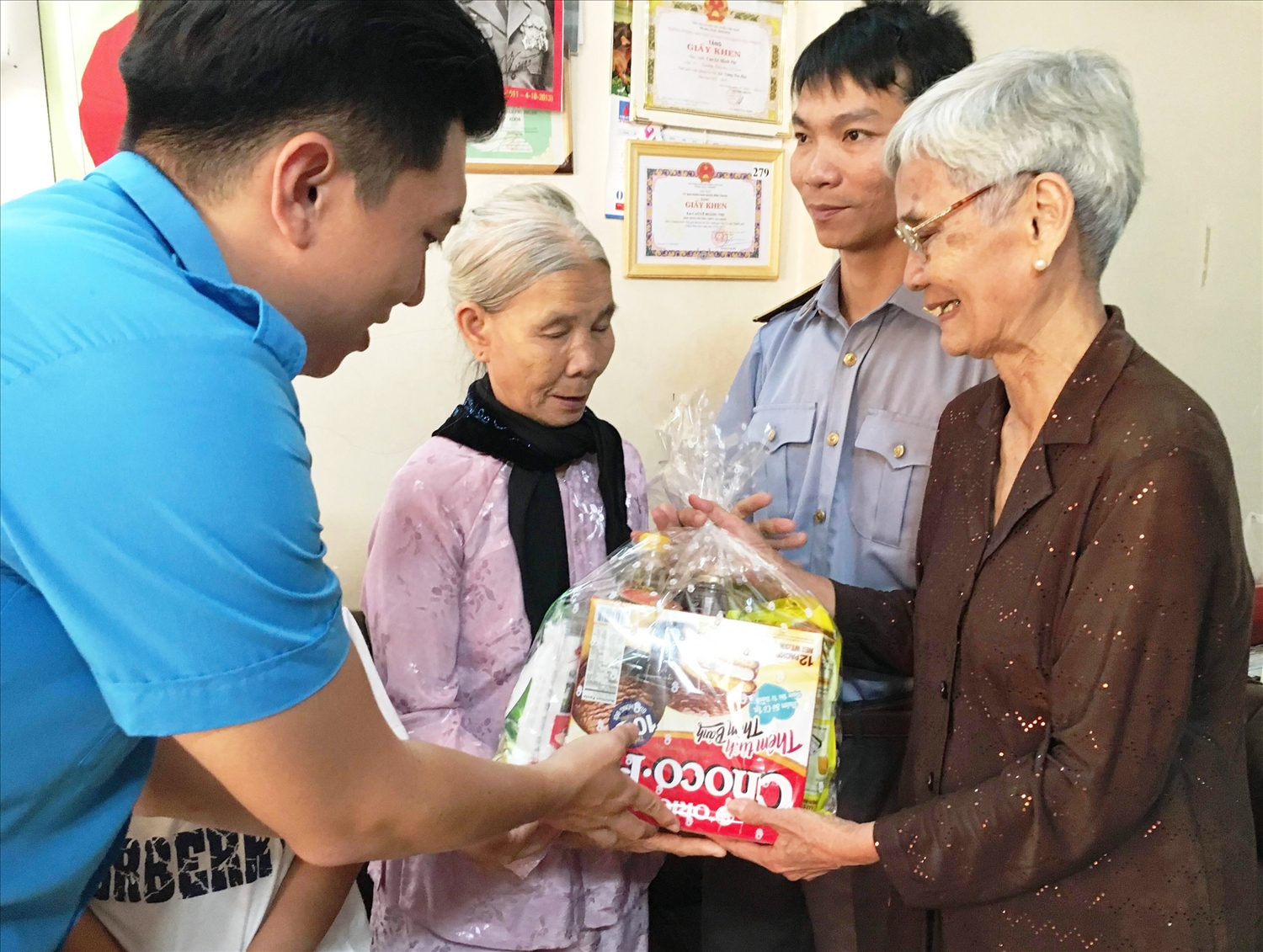 Bà Lê Thị Tâm (má ruột chị Hạnh, người đeo kính) trao quà cho Mẹ liệt sĩ DK1 và các quân nhân có hoàn cảnh đặc biệt khó khăn tại nhà riêng của bà 