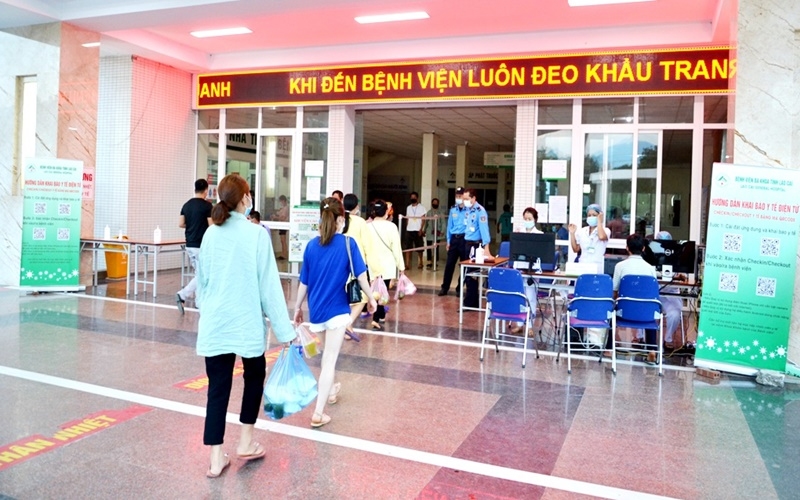 Hạn chế, kiểm soát chặt chẽ người thăm nuôi ở Bệnh viện Đa khoa tỉnh Lào Cai