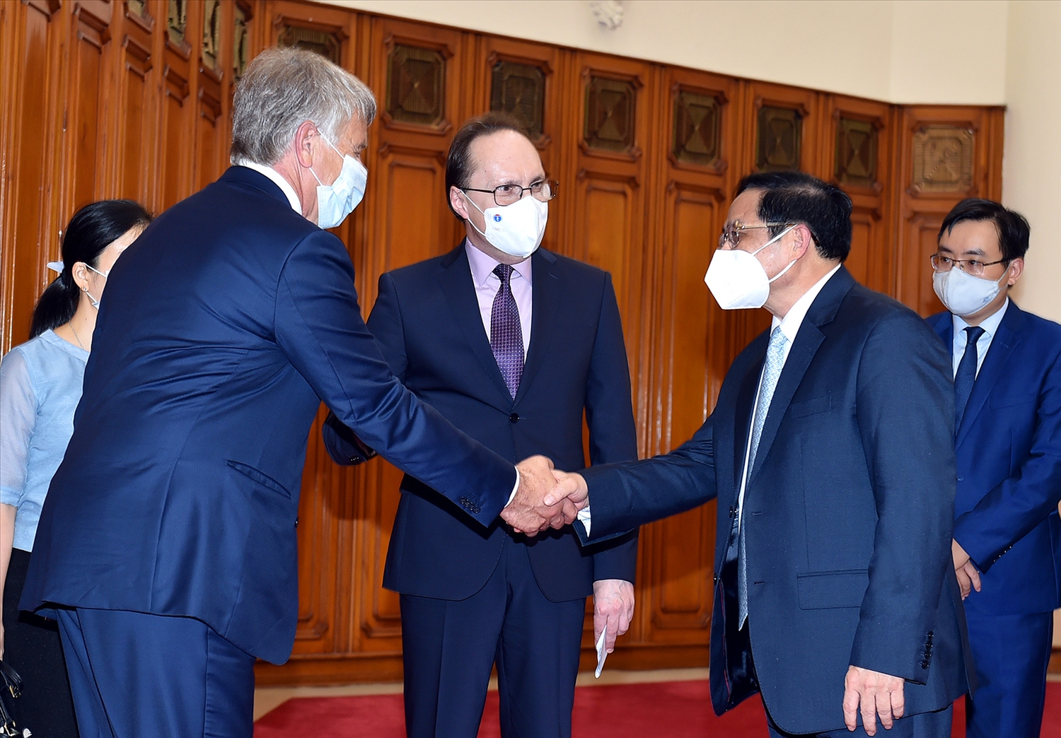 Thủ tướng Phạm Minh Chính tiếp Đại sứ Nga Bezdetko (giữa) và ông Mikhelson, Chủ tịch Hội đồng Quản trị Tập đoàn NOVATEK - Ảnh: VGP/Nhật Bắc