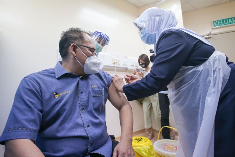 Malaysia tăng cường tiêm vaccine COVID-19 cho người dân trong bối cảnh số ca nhiễm mới tiếp tục tăng cao. (Ảnh: malaymail.com) 