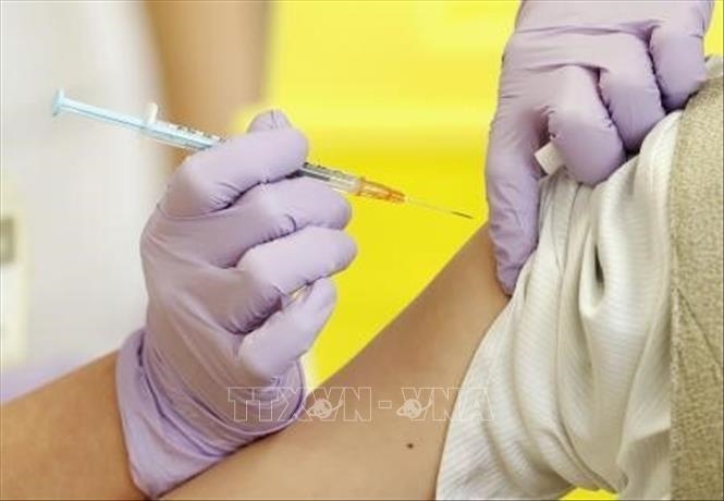 Tiêm chủng vaccine ngừa COVID-19 cho người dân tại Yatsushiro, Nhật Bản, ngày 19/2/2021. Ảnh: Kyodo/TTXVN
