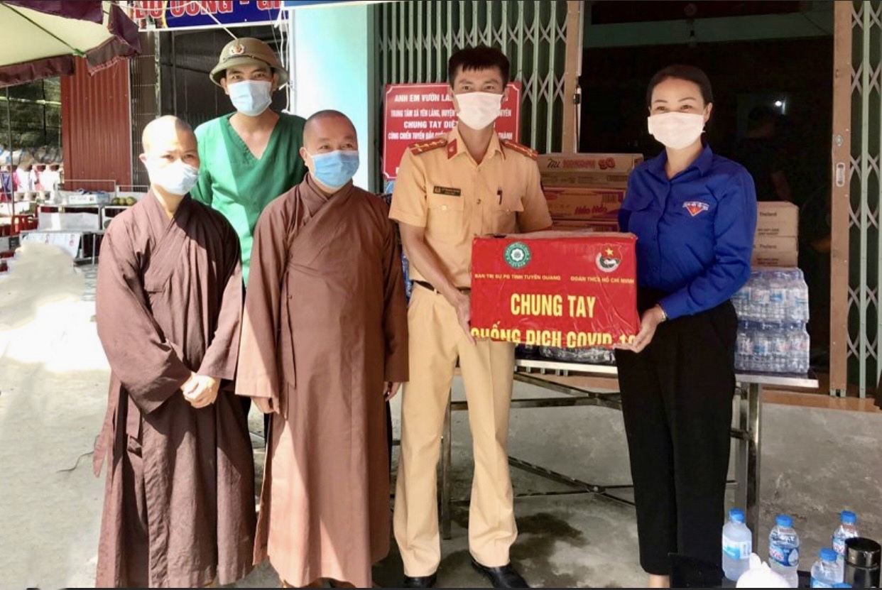Ban Trị sự Giáo hội Phật giáo tỉnh Tuyên Quang và Tỉnh Đoàn tặng quà Chốt kiểm soát liên ngành phòng, chống dịch Covid -19 xã Hợp Thành, huyện Sơn Dương