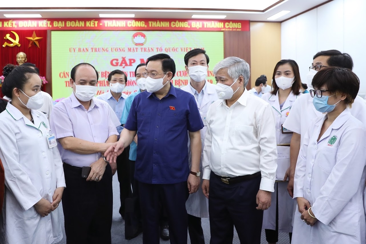 Chủ tịch Quốc hội Vương Đình Huệ và Chủ tịch Ủy ban Trung ương MTTQ Việt Nam Đỗ Văn Chiến trò chuyện với các y, bác sỹ trong buổi Gặp mặt