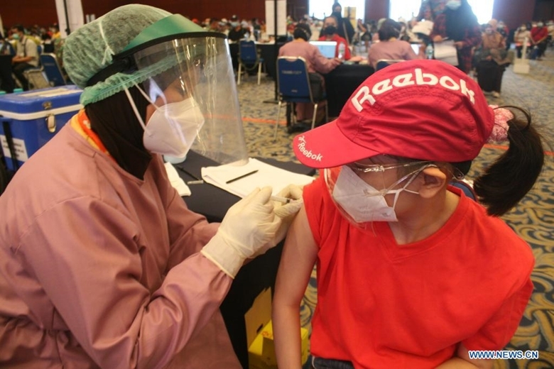 Nhân viên y tế tiêm vaccine ngừa COVID-19 cho sinh viên ở Surabaya, Đông Java, Indonesia,ngày 4/8/2021. (Ảnh: Xinhua)