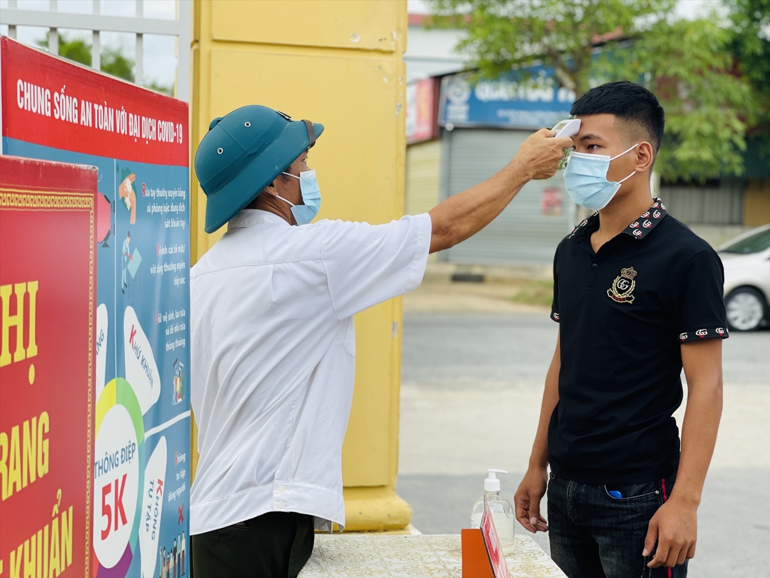 Thí sinh Hà Tĩnh được đo thân nhiệt và sát khuẩn tay trước khi lên xe đến Bắc Giang dự thi tốt nghiệp THPT đợt 2.