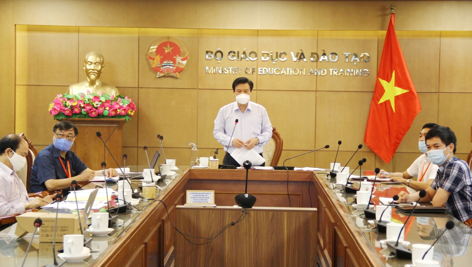 Thứ trưởng Bộ GD&ĐT Nguyễn Hữu Độ phát biểu tại cuộc họp chiều ngày 4/8/2021. Ảnh: BGDTĐ
