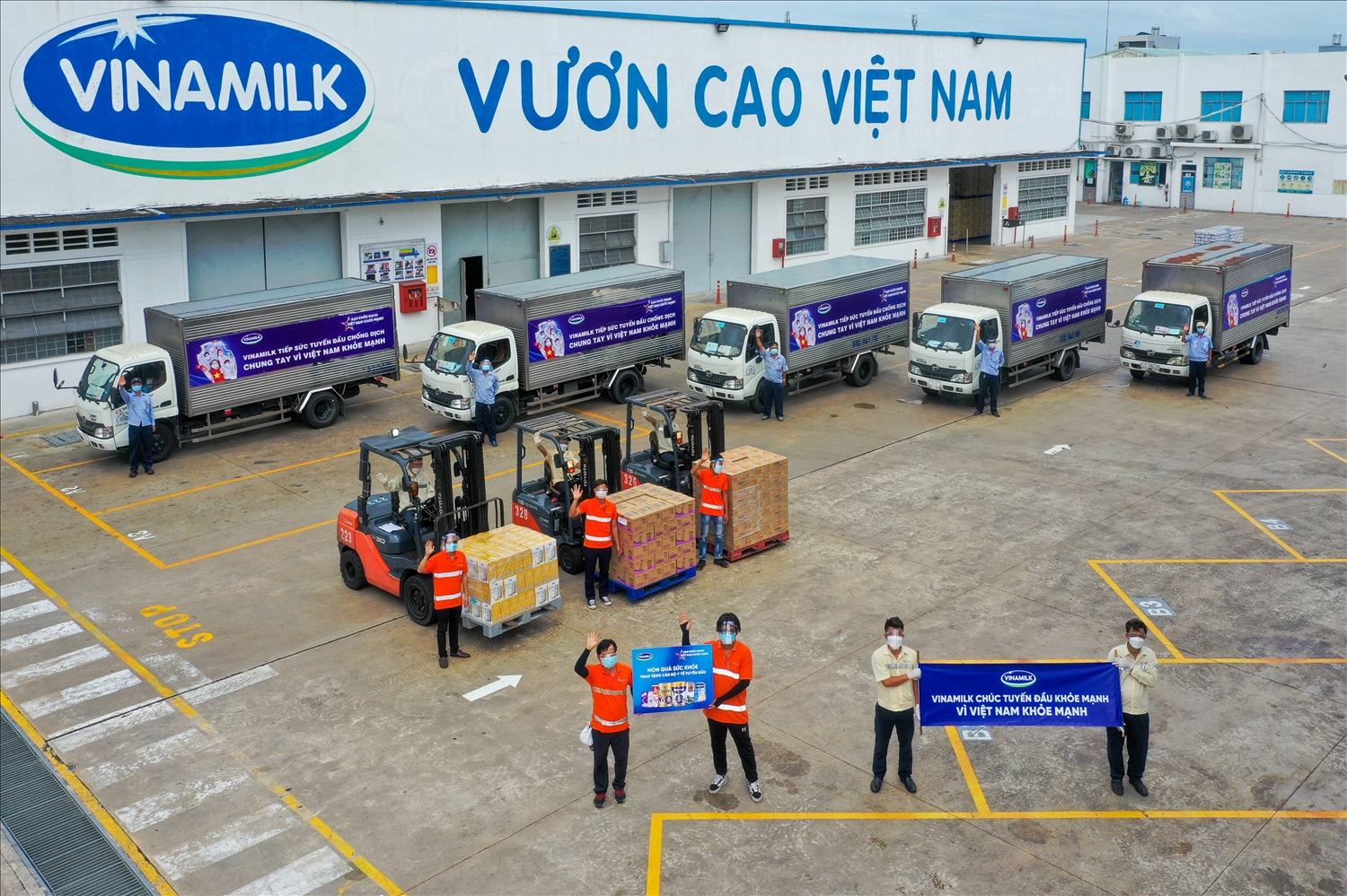 Các chuyến xe với thông điệp “Tuyến đầu khỏe mạnh, vì Việt Nam khỏe mạnh” đã đồng loạt khởi hành mang món quà của nhân viên Vinamilk gửi đến tuyến đầu