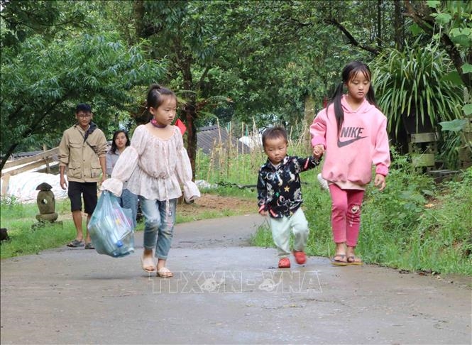 Chương trình “Đổi rác thải nhựa lấy quà” không chỉ thu hút người dân mà còn có nhiều trẻ em xã Sin Suối Hồ, huyện Phong Thổ (Lai Châu) tham gia hưởng ứng