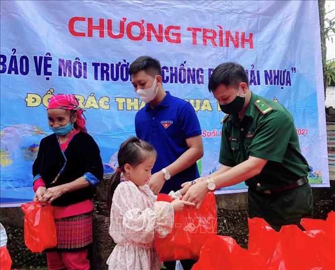 Lực lượng đoàn viên, thanh niên huyện Phong Thổ phối hợp với Đồn Biên phòng Sin Suối Hồ trao quà cho người dân, trẻ em khi đến đổi nhựa. 