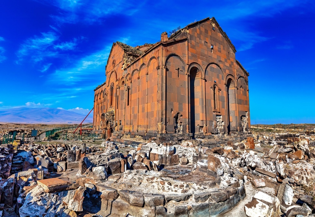 Các công trình kiến trúc ở Ani mang đậm dấu ấn tôn giáo.Nhà thờ lớn của Ani vẫn luôn được bảo tồn ngay cả khi công trình được đổi chủ trong suốt chiều dài lịch sử. Tàn tích còn sót lại cho thấy mái vòm của nhà thờ bị sập và một góc bị phá hủy. Ảnh: Haykirdi.