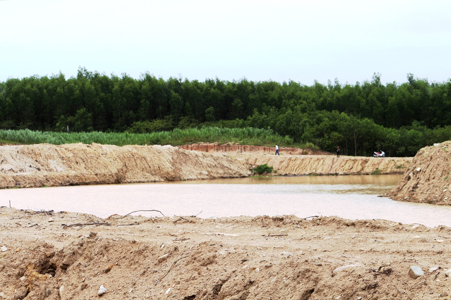 Suối Đá Hang bị Công ty Cổ phần Nông nghiệp sạch Khánh Hòa tự ý đắp đập làm hồ khiến người dân bức xúc