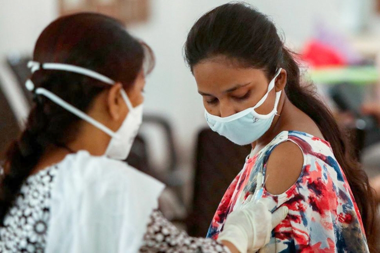 Một cô gái được tiêm vaccine COVID-19 tại Jammu (Ấn Độ). Ảnh: AP