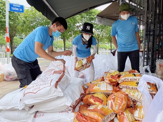 "Bà trùm hoa hậu" Phạm Kim Dung và các người đẹp tặng 50 tấn gạo cho công nhân nghèo