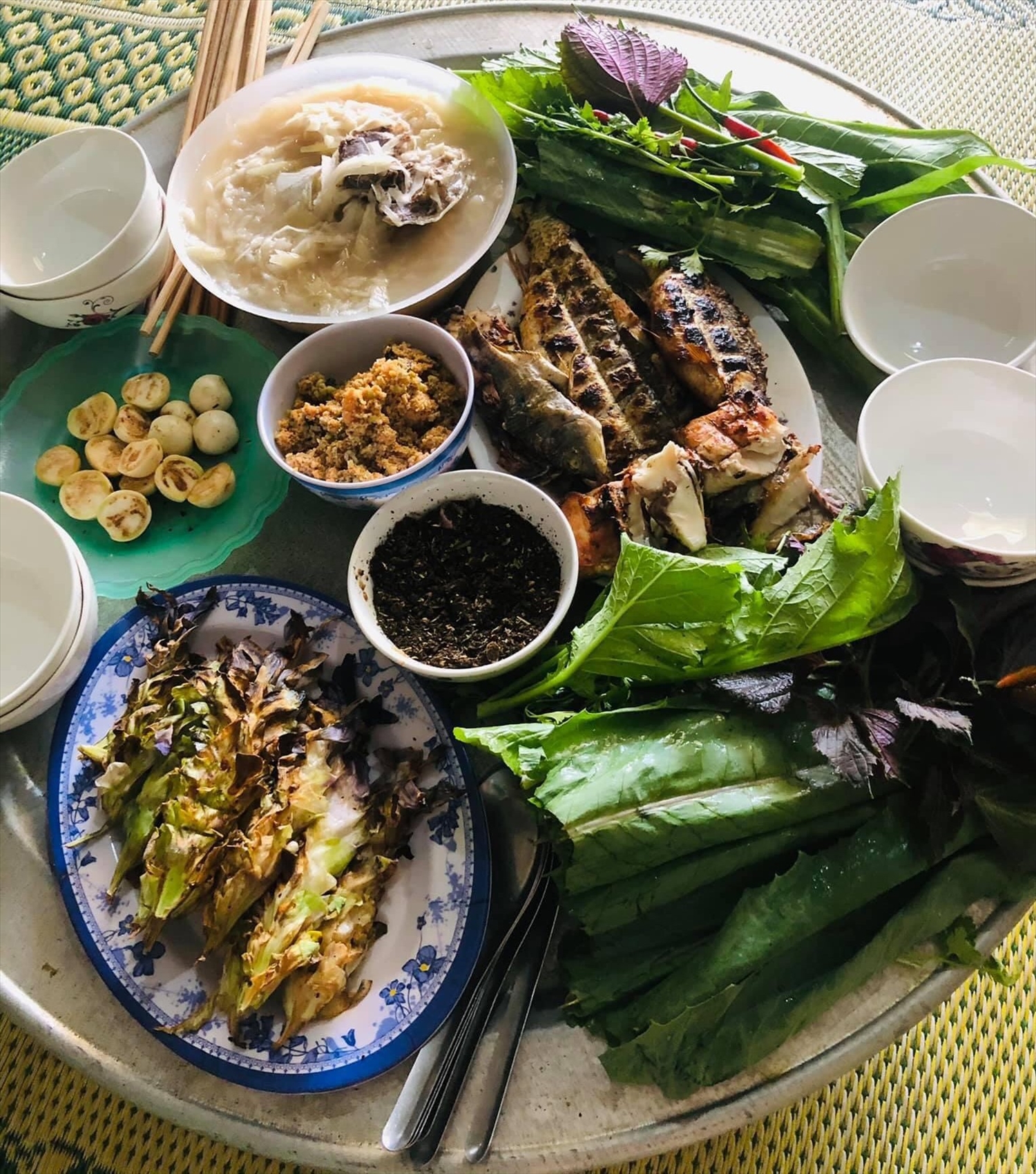 Bữa cơm của đồng bào Thái không thể thiếu bát “chéo” đặt giữa mâm
