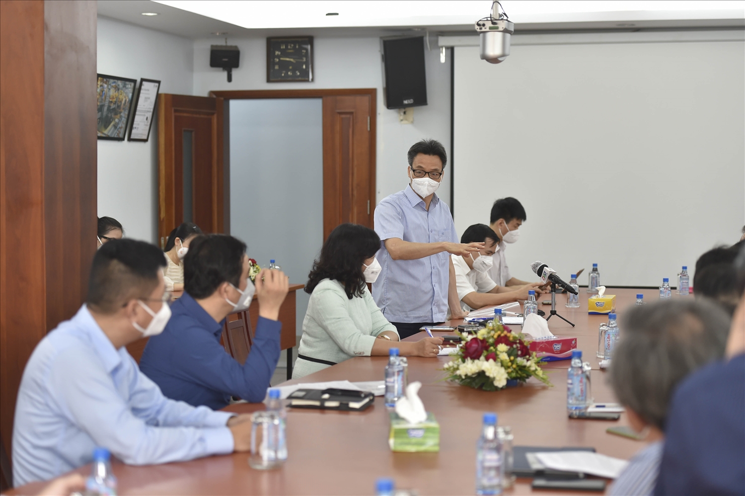 Phó Thủ tướng Vũ Đức Đam trao đổi với lãnh đạo Công ty Cổ phần Việt Nam Kỹ nghệ Súc sản (Vissan) tại buổi làm việc sáng 6/8 - Ảnh: VGP/Đình Nam