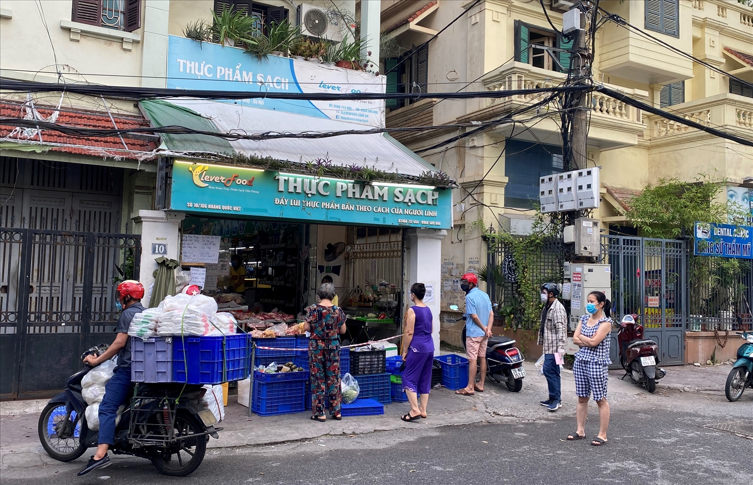 Người dân phường Nghĩa Đô, quận Cầu Giấy xếp hàng mua thực phẩm