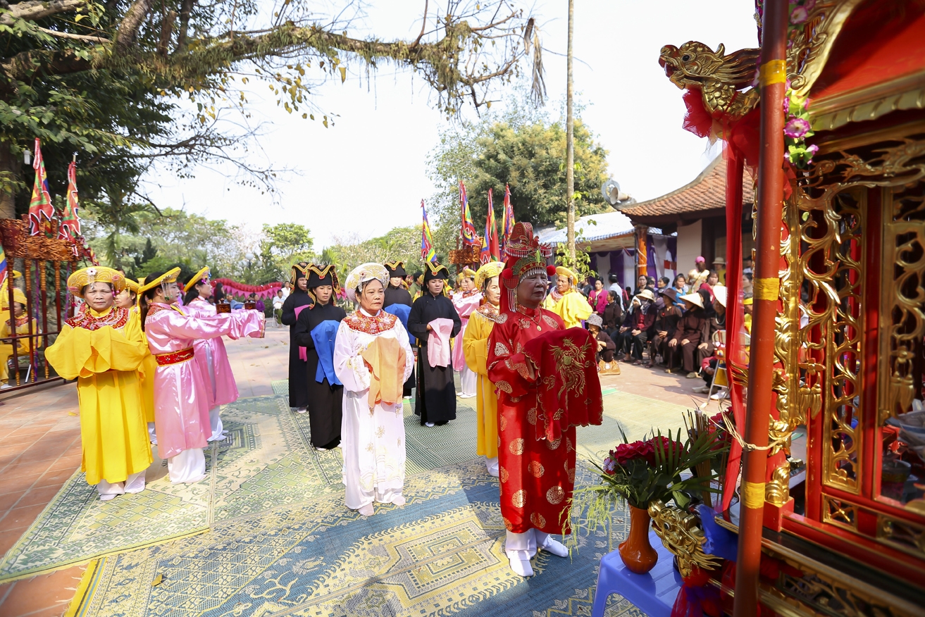 Phần lễ tế trang trọng với sự tham gia của Nhân dân 2 dân tộc Kinh và Thái