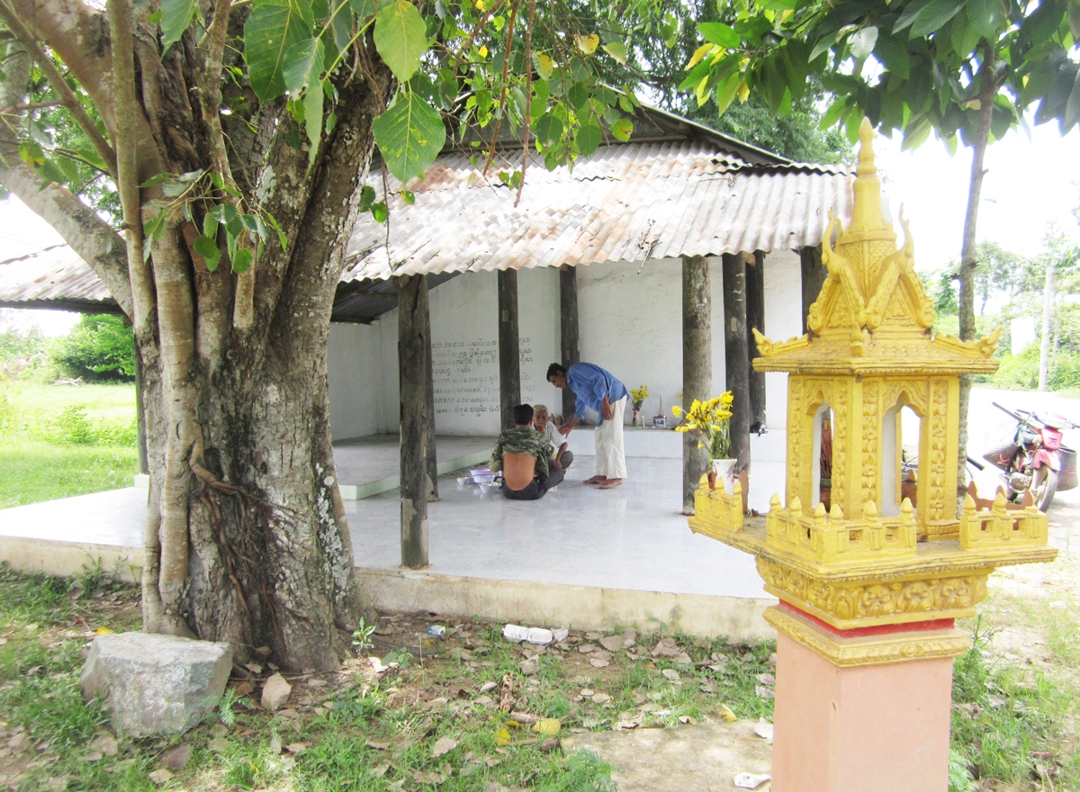 Miếu thờ Neak Tà phum sóc (Neakta Machas Srok) ở ấp Cầu Tre, xã Phú Cần, huyện Tiểu Cần, tỉnh Trà Vinh. (Ảnh chụp trước ngày 27/4/2021)