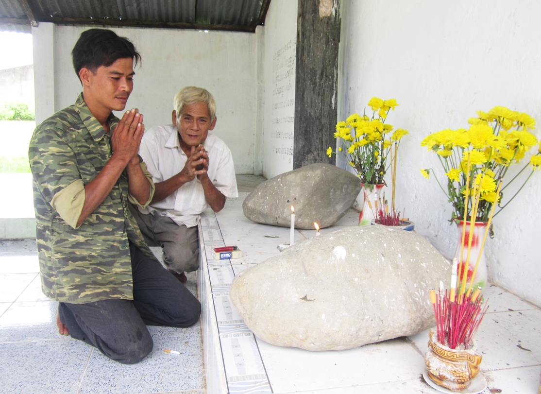 Hằng ngày tại miếu thờ Neak Tà có người Khmer đến khấn vái, cầu xin ông tiếp tục che chở, phù hộ cho mọi người khỏe mạnh. (Ảnh chụp trước ngày 27/4/2021)