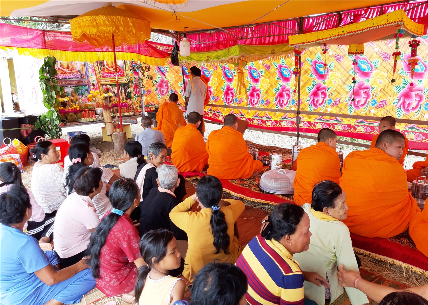 Hằng năm, đồng bào Khmer trong phum sóc mang lễ vật tổ chức cúng tế Neak Tà tại Thala của phum sóc. (Ảnh chụp trước ngày 27/4/2021)