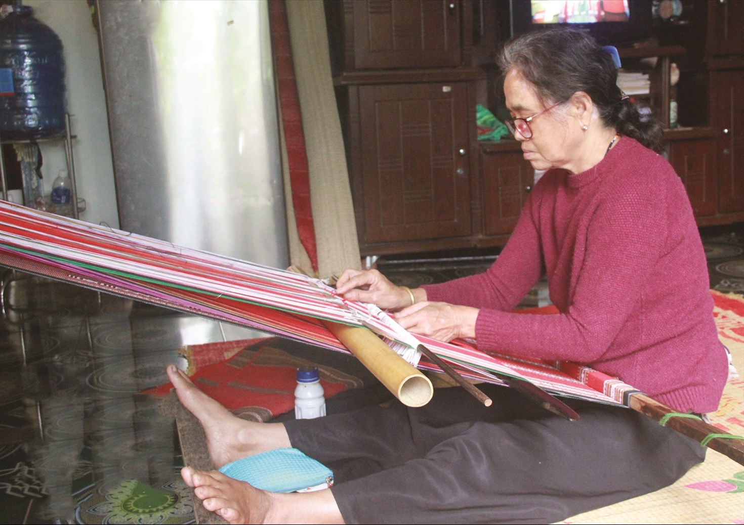 Amí Loan, người còn giữ được nghề dệt thổ cẩm ở buôn Akô Dhông