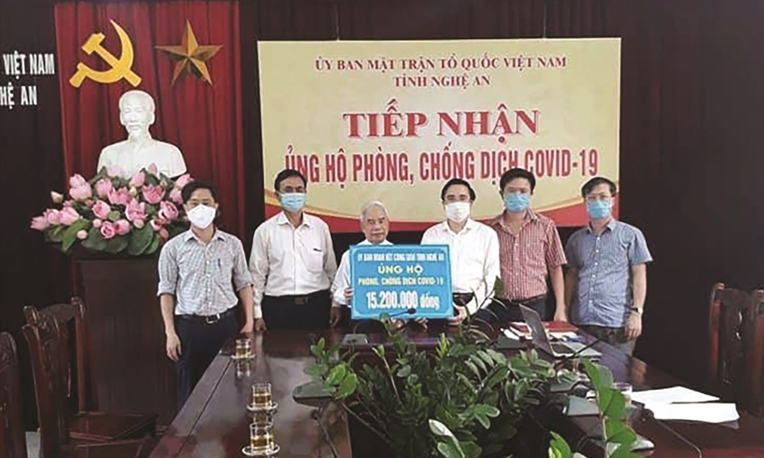 Đại diện Ủy ban đoàn kết công giáo tỉnh Nghệ An trao tiền ủng hộ chống dịch Covid-19