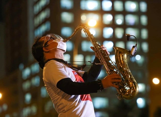 Nghệ sĩ Saxophone Trần Mạnh Tuấn biểu diễn tại bệnh viện dã chiến
