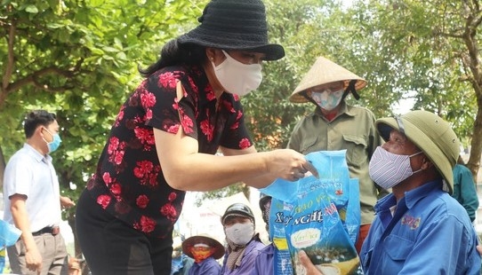 Người lao động ở Nghệ An nhận gạo hỗ trợ trong mùa dịch - Ảnh: DOÃN HÒA