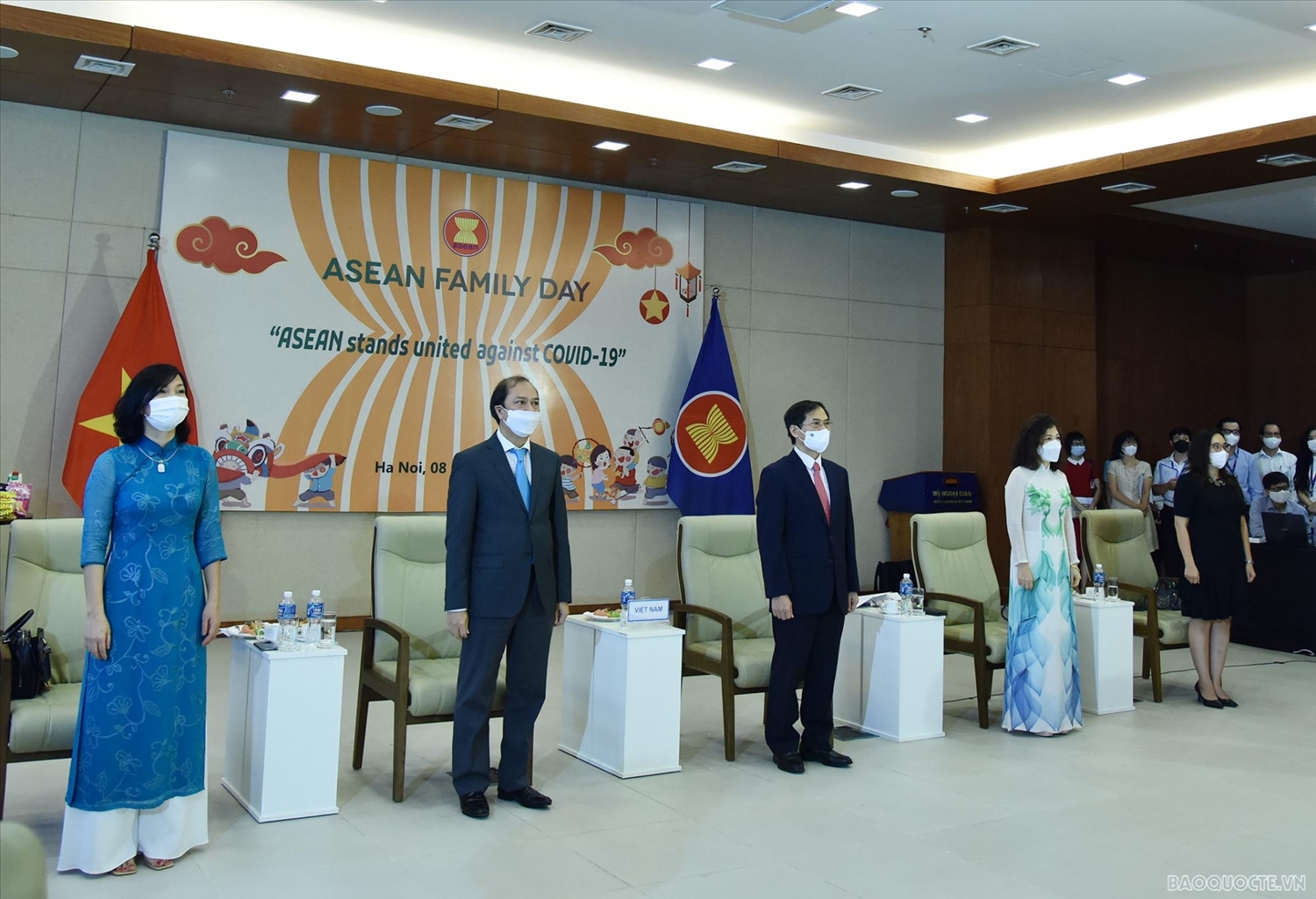 Bộ trưởng Ngoại giao Bùi Thanh Sơn tham dự Lễ chào cờ trực tuyến kỷ niệm 54 năm thành lập ASEAN. (Ảnh: Nguyễn Hồng)