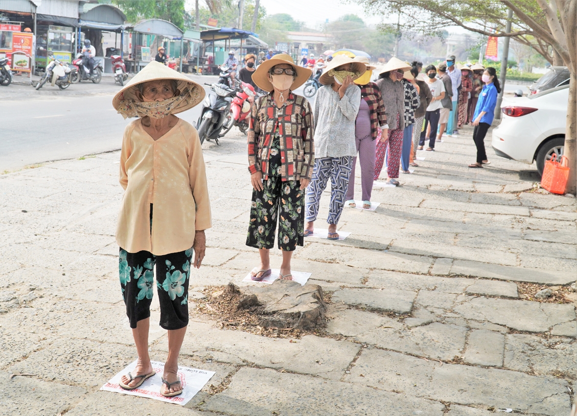 Người nghèo ở phường Mũi Né (TP. Phan Thiết) sếp hàng nhận gạo, trong đợt dịch tháng 4/2020