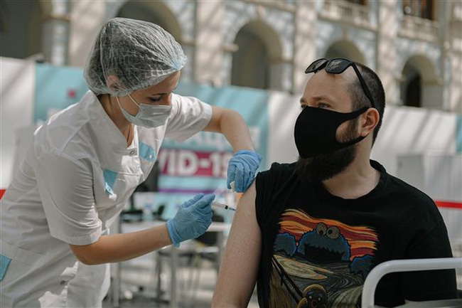 Tiêm vaccine ngừa COVID-19 cho người dân tại Moscow, Nga, ngày 4/8/2021. Ảnh: THX/TTXVN