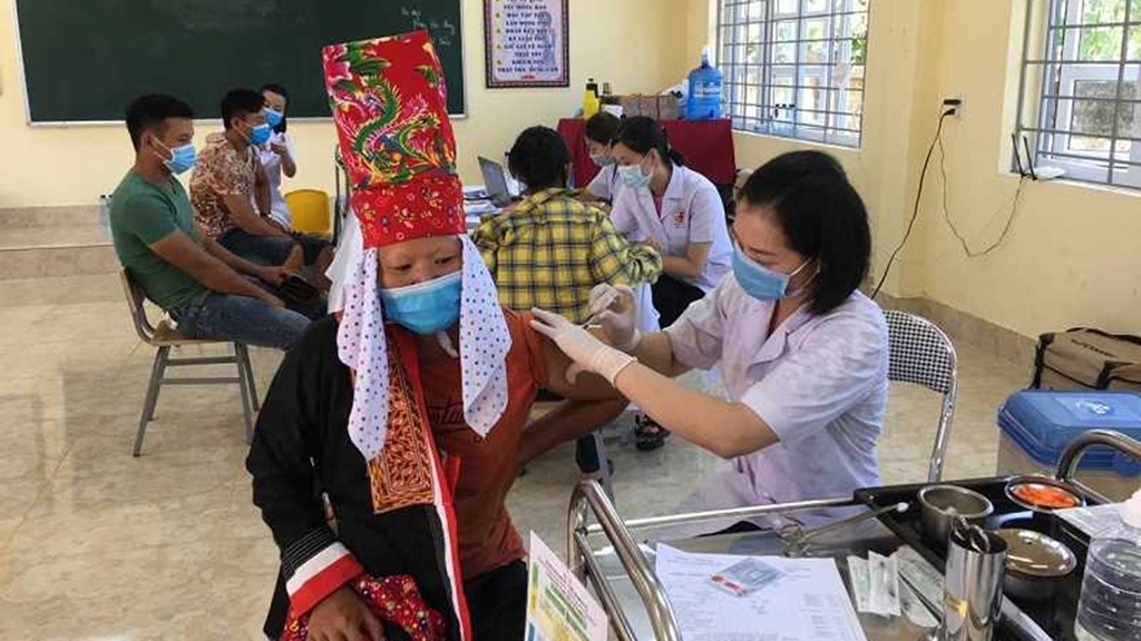 Đồng bào dân tộc thiểu số huyện Bình Liêu, tỉnh Quảng Ninh được tiêm vắc xin ngừa Covid-19. Ảnh: Tư liệu 