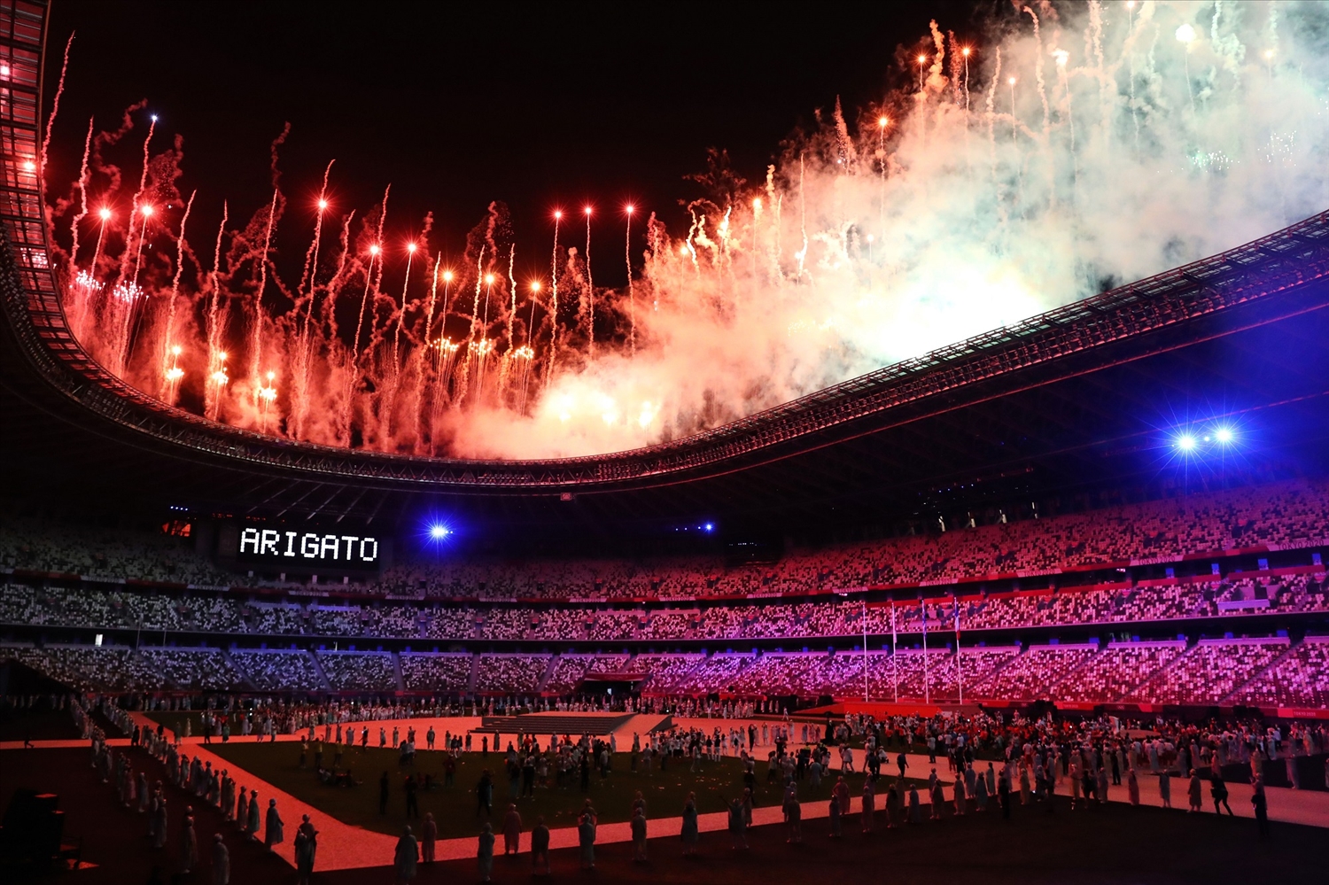 Pháo hoa rực sáng sân vận động Olympic cùng lời cảm ơn của nước chủ nhà trong lễ bế mạc Olympic Tokyo 2020. (Ảnh: Getty Image) 