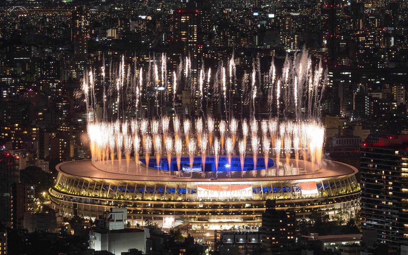 Pháo hoa rực sáng sân vận động Olympic tại Tokyo trong lễ bế mạc Olympic Tokyo 2020. (Ảnh: Tokyo 2020)