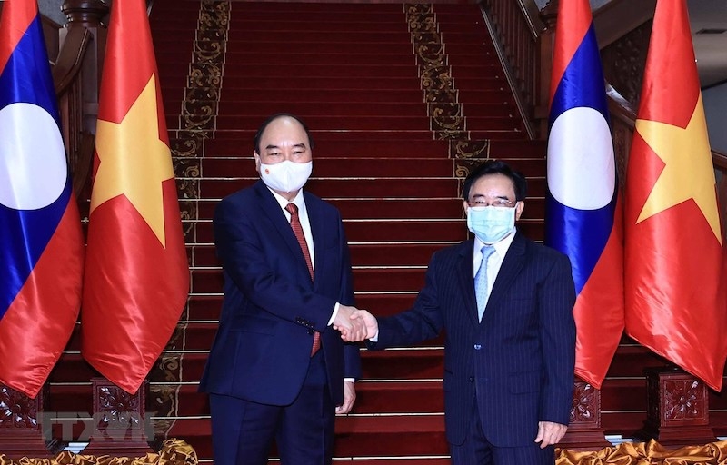 Chủ tịch nước Nguyễn Xuân Phúc hội kiến Thủ tướng Lào Phankham Viphavanh. Ảnh: Thống Nhất/TTXVN