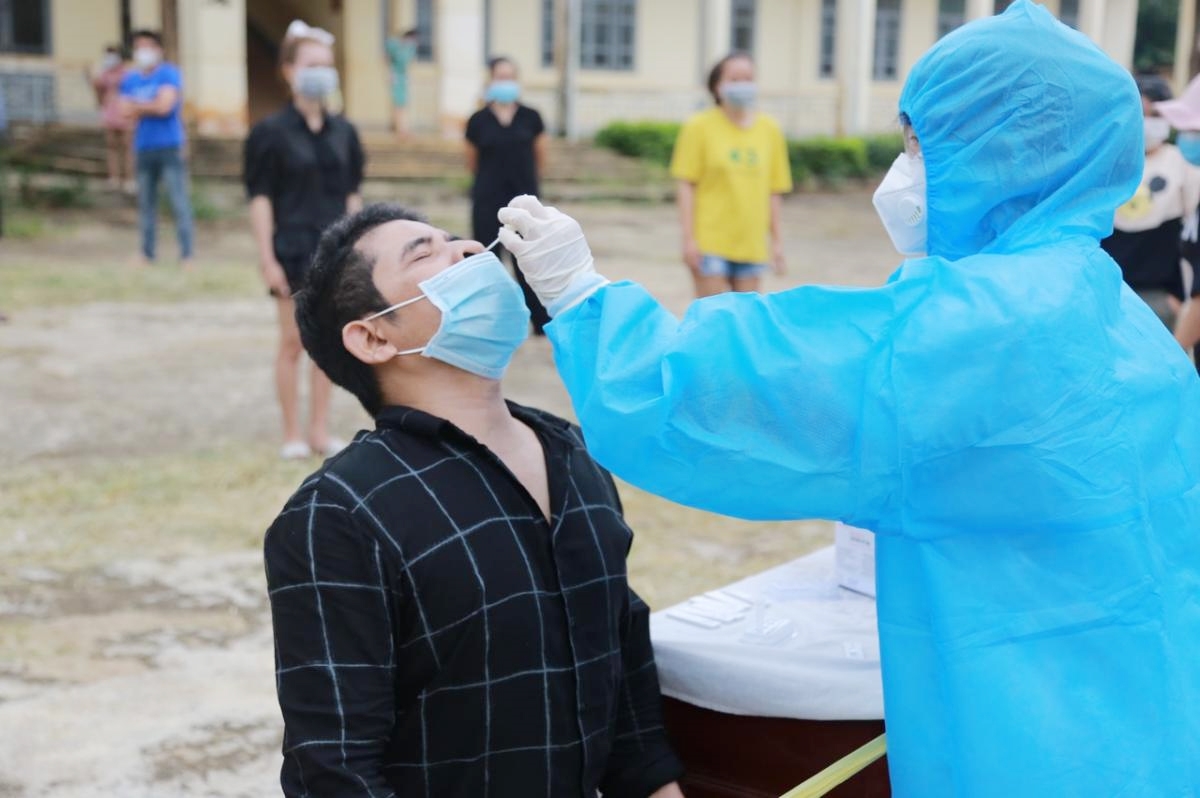 Nhân viên y tế lấy mẫu test nhanh Covid-19 cho người DTTS tại xã Ea Tiêu