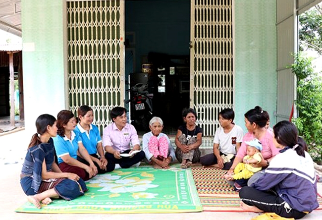 Cán bộ và Nhân dân làng Jun trao đổi về công tác xây dựng nông thôn mới. (Ảnh chụp trước ngày 27/4/2021, do địa phương cung cấp)