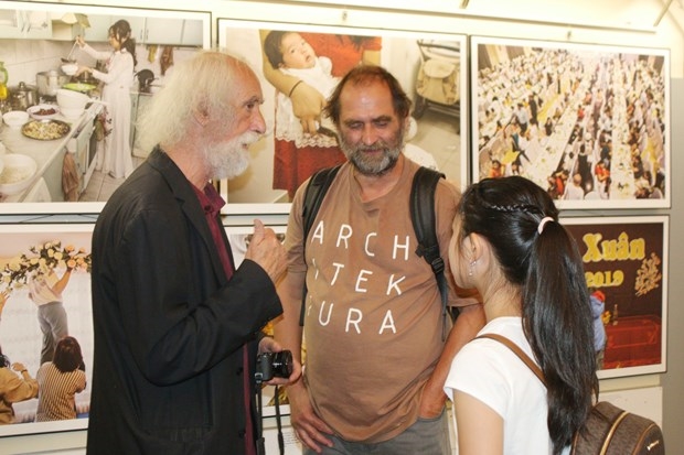 Nhiếp ảnh gia Jindřich Štreit (trái) giao lưu với khách tham quan tại triển lãm "Vietnam Stories"