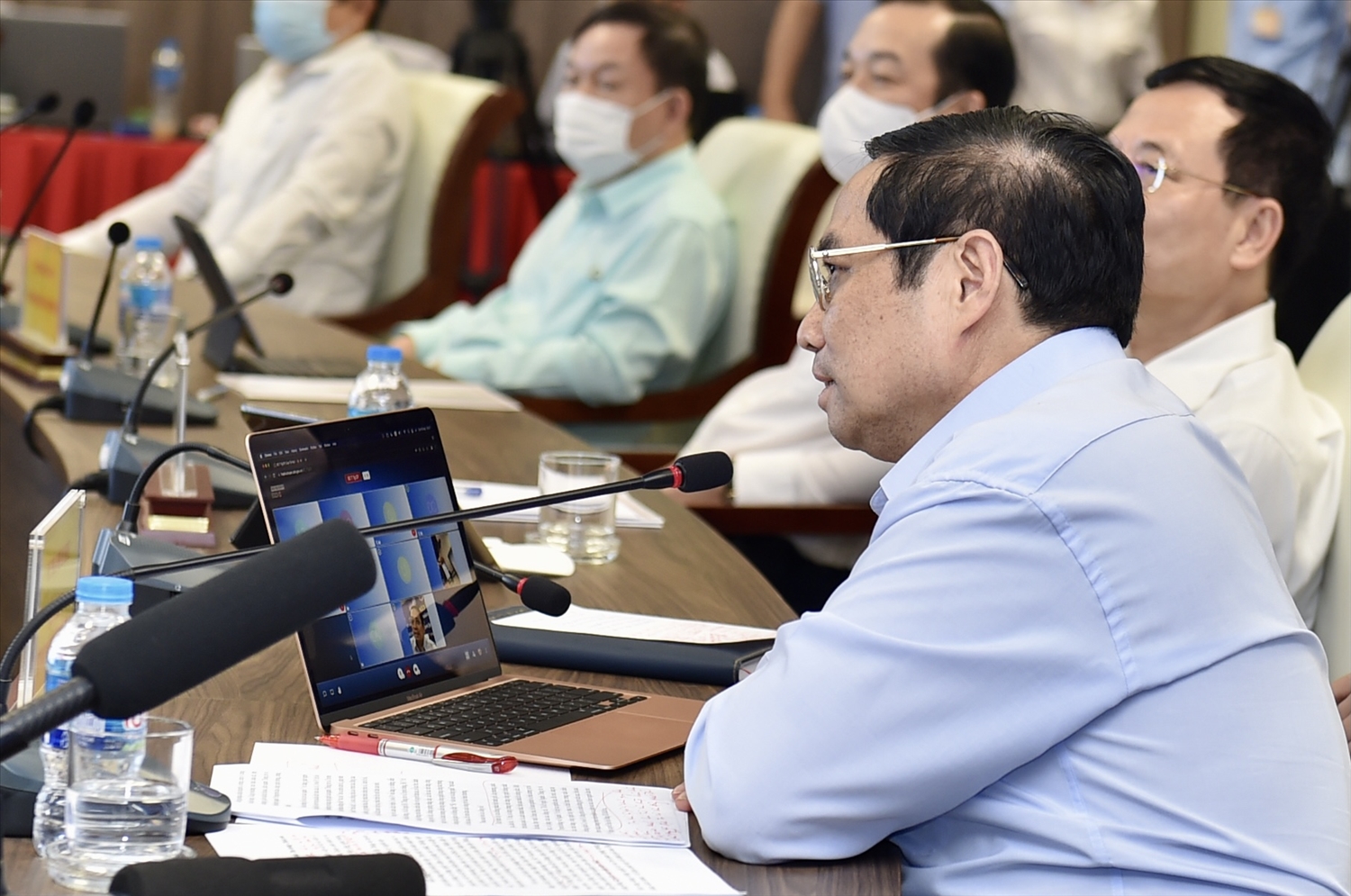 Thủ tướng kết nối trực tiếp qua máy tính với trung tâm vận chuyển cấp cứu 115 TP Hồ Chí Minh - Ảnh: VGP/Nhật Bắc