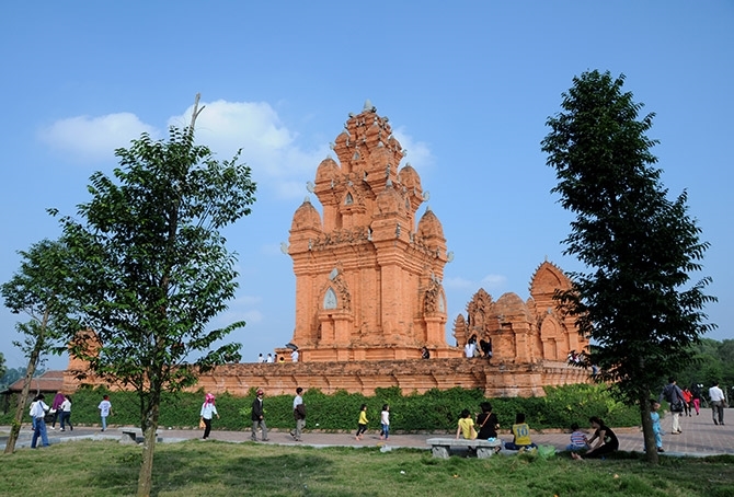 Khu đền tháp Chăm được coi là một trong những điểm nhấn trong Khu các Làng dân tộc III - khu vực tái hiện không gian văn hóa của cộng đồng dân tộc thuộc vùng Nam Trung Bộ, Nam Bộ.