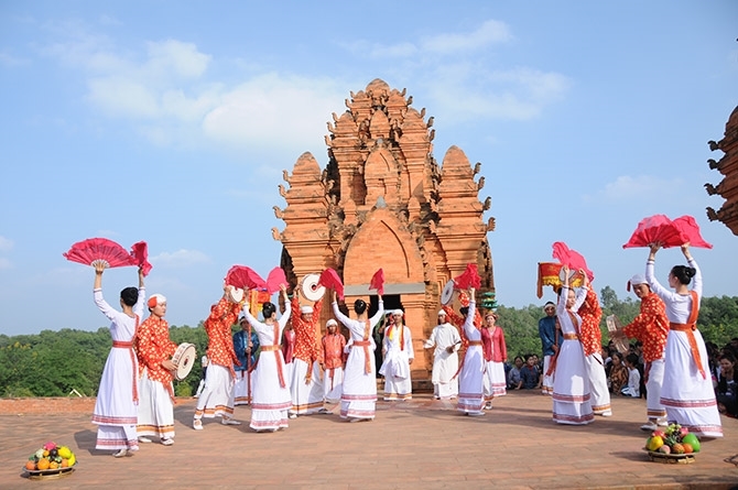 Đồng bào Chăm tổ chức lễ hội Katê tại tháp Chăm, Làng Văn hóa - Du lịch các dân tộc Việt Nam