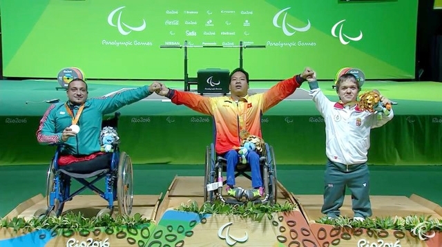Lực sĩ Lê Văn Công (giữa) từng giành huy chương vàng tại Paralympic Rio 2016. Ảnh: Reuters