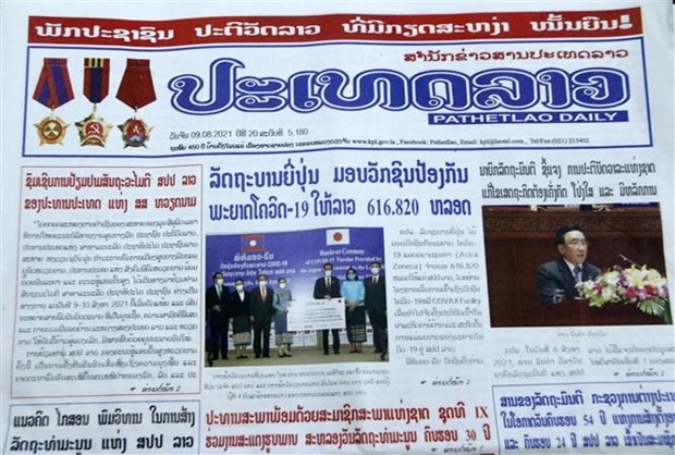 Báo PathetLao đăng trên trang nhất bài xã luận về chuyến thăm hữu nghị chính thức Lào của Chủ tịch nước Nguyễn Xuân Phúc. (Ảnh: Phạm Kiên/TTXVN)